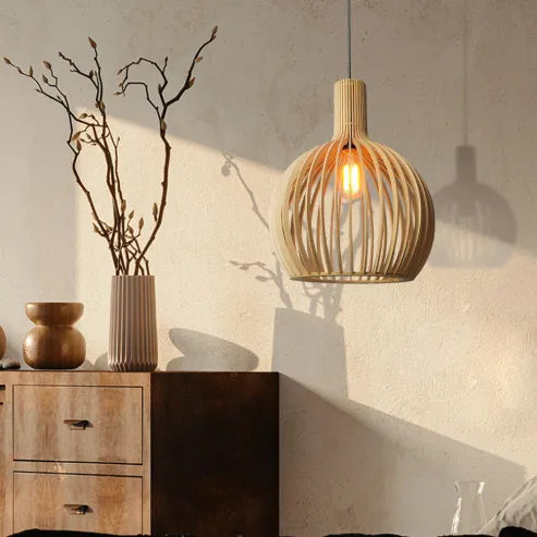 Kreativ nordisk træfuglebur lampe, håndlavet, varmt lys, ideel pendellampe i træ til stilfulde rum.