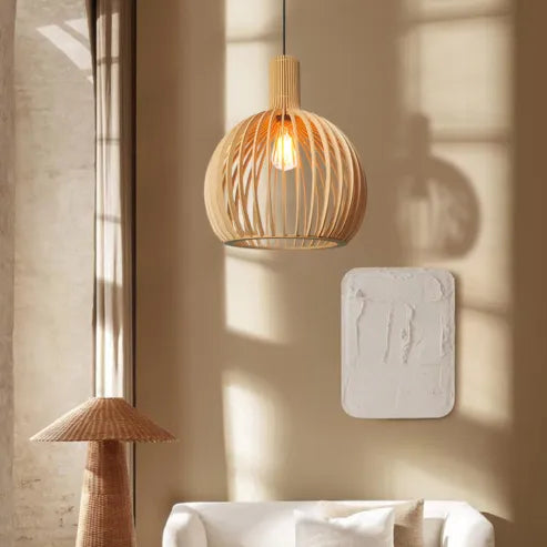 Kreativ nordisk træfuglebur lampe, håndlavet, varmt lys, ideel pendellampe i træ til stilfulde rum.