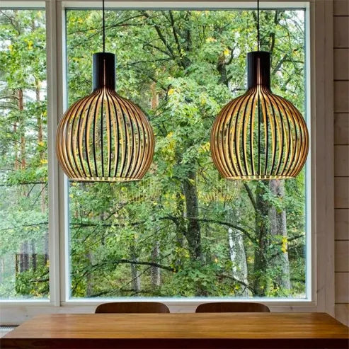 Kreativ nordisk træfuglebur lampe, håndlavet, varmt lys, ideel pendellampe i træ til stilfulde rum.