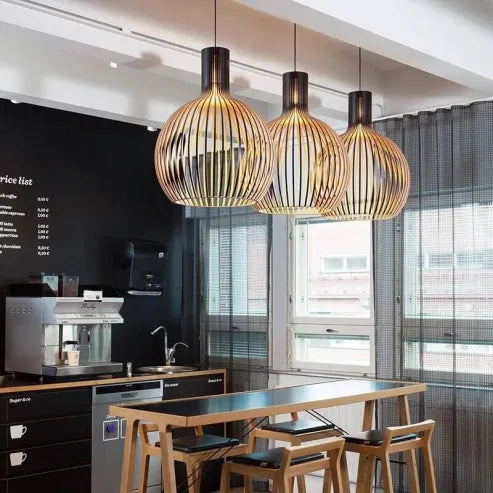 Kreativ nordisk træfuglebur lampe, håndlavet, varmt lys, ideel pendellampe i træ til stilfulde rum.
