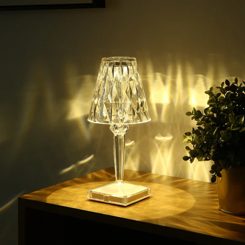 Krystal bordlampe med funklende design i sølv, tilfører elegant stemning, ideel til moderne og klassiske rum.