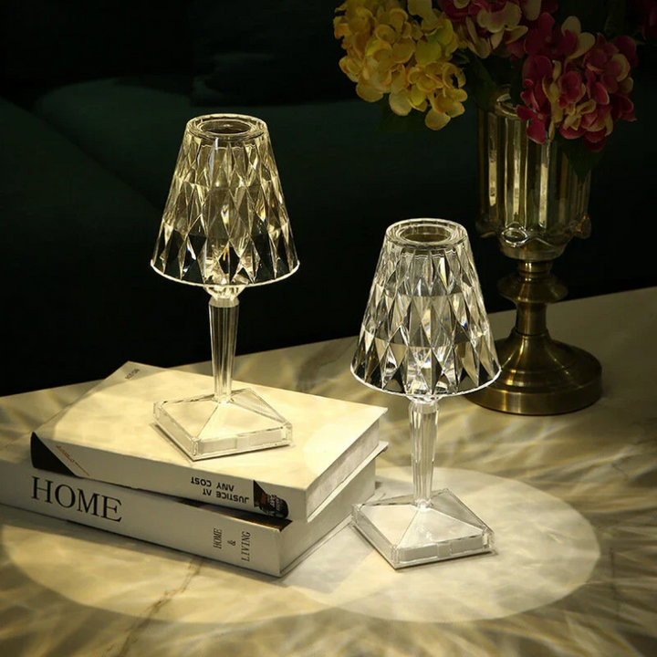 Krystal bordlampe med funklende design i sølv, tilfører elegant stemning, ideel til moderne og klassiske rum.