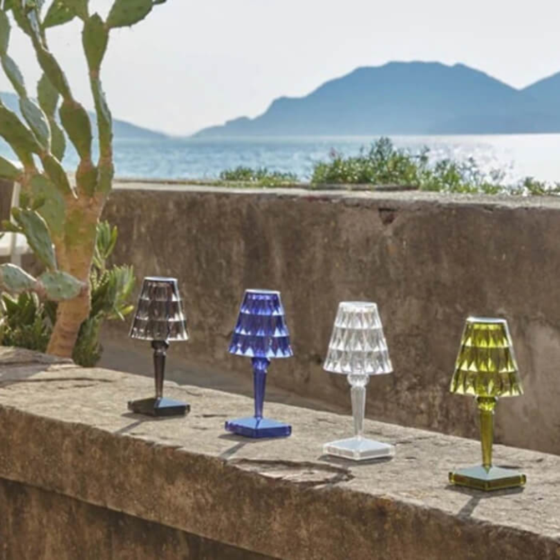 Krystal bordlampe med funklende design i sølv, tilfører elegant stemning, ideel til moderne og klassiske rum.