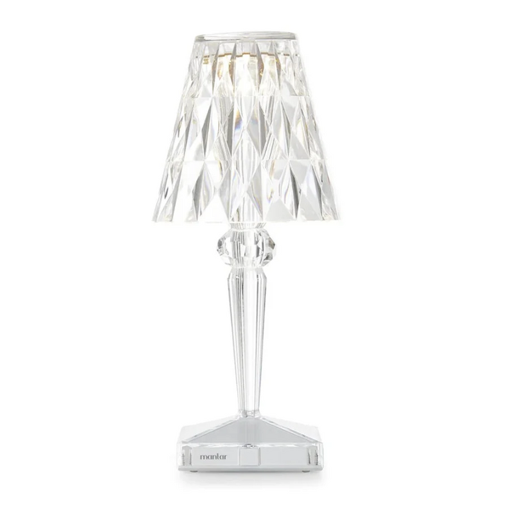 Krystal bordlampe med funklende design i sølv, tilfører elegant stemning, ideel til moderne og klassiske rum.