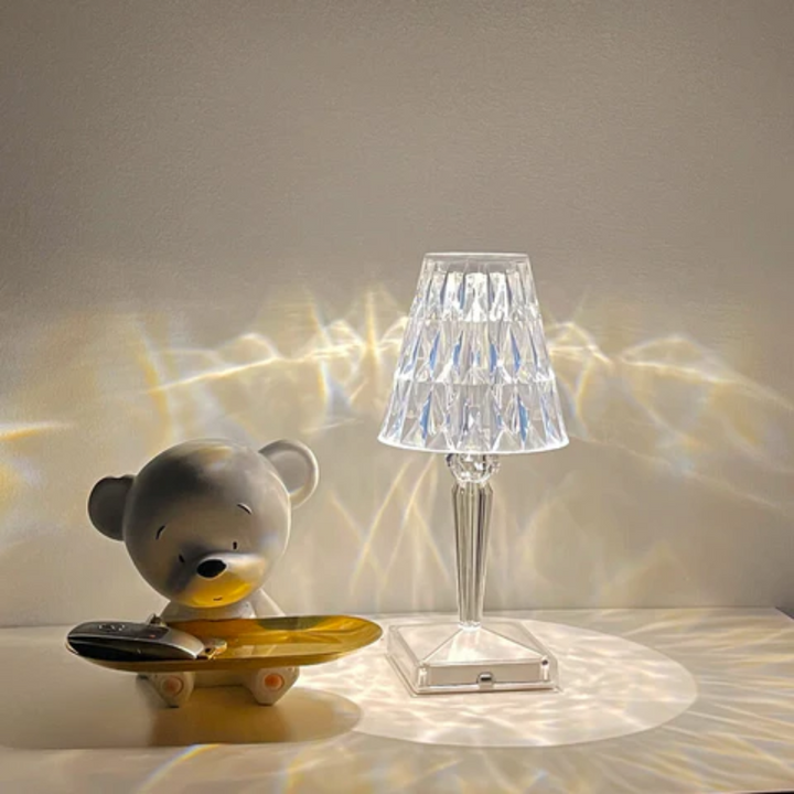 Krystal bordlampe med funklende design i sølv, tilfører elegant stemning, ideel til moderne og klassiske rum.