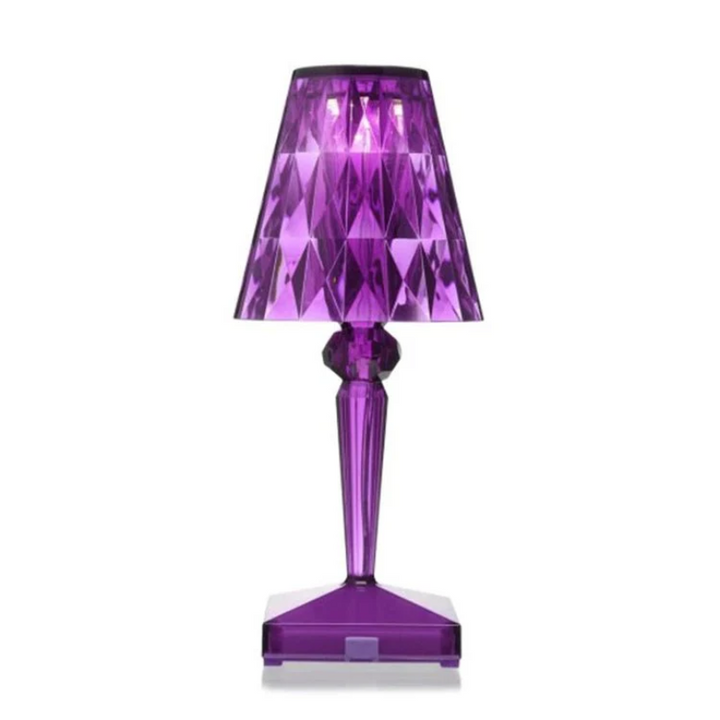 Krystal bordlampe med funklende design i sølv, tilfører elegant stemning, ideel til moderne og klassiske rum.