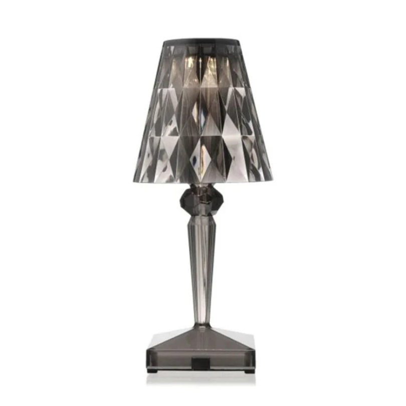Krystal bordlampe med funklende design i sølv, tilfører elegant stemning, ideel til moderne og klassiske rum.