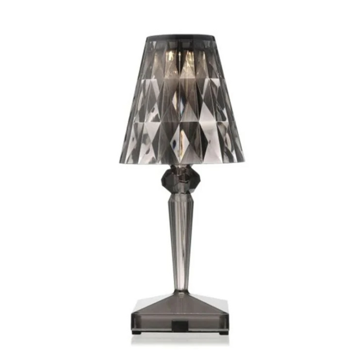 Krystal bordlampe med funklende design i sølv, tilfører elegant stemning, ideel til moderne og klassiske rum.