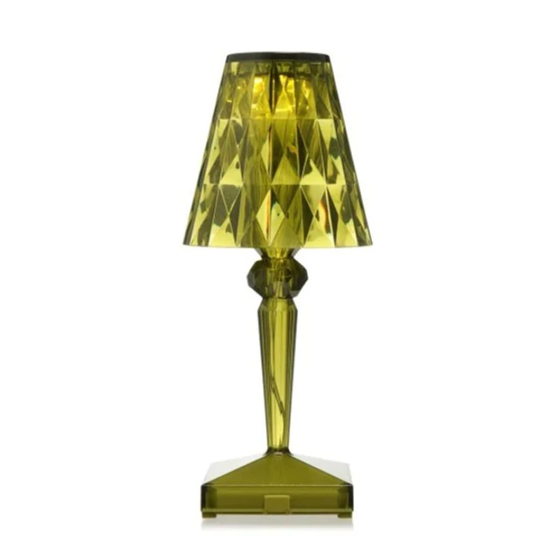 Krystal bordlampe med funklende design i sølv, tilfører elegant stemning, ideel til moderne og klassiske rum.