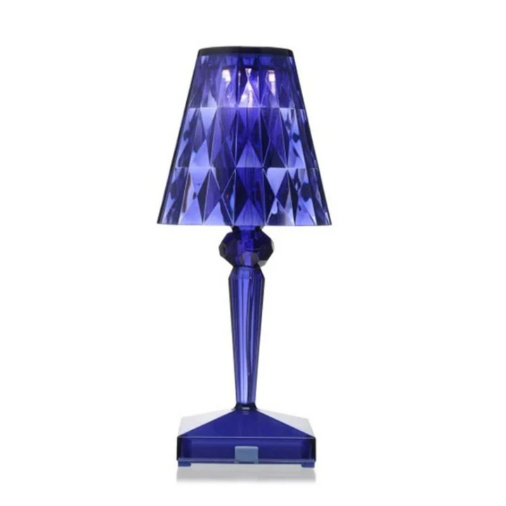 Krystal bordlampe med funklende design i sølv, tilfører elegant stemning, ideel til moderne og klassiske rum.