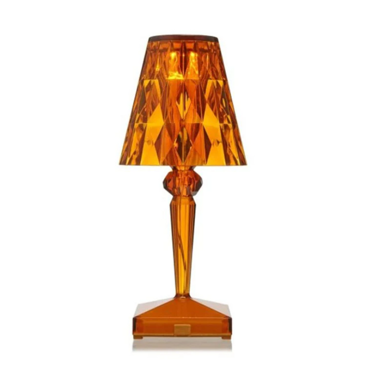 Krystal bordlampe med funklende design i sølv, tilfører elegant stemning, ideel til moderne og klassiske rum.