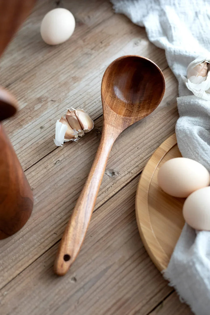 Køkkensæt af naturligt teaktræ, rustikt-elegant design, bæredygtige køkkenredskaber, stilfuldt og funktionelt