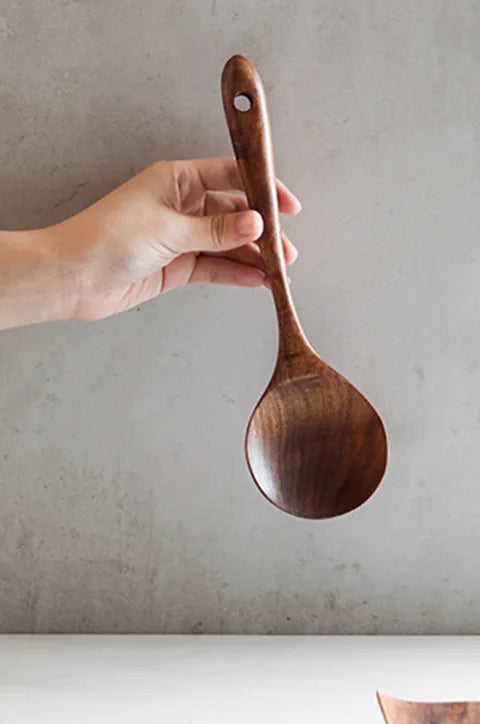 Køkkensæt af naturligt teaktræ, rustikt-elegant design, bæredygtige køkkenredskaber, stilfuldt og funktionelt