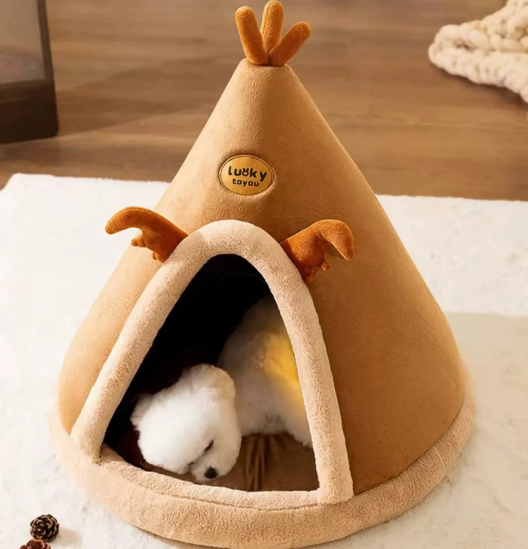 Hyggelig kæledyrshule i tipi-design med blød polstring og varmelagrende materiale, et komfortabelt tilflugtssted for hunde og katte.