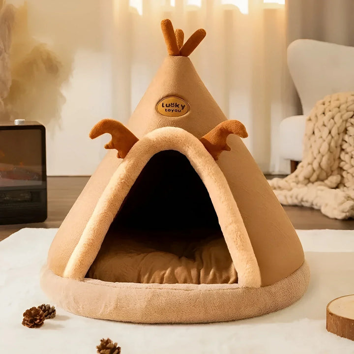 Hyggelig kæledyrshule i tipi-design med blød polstring og varmelagrende materiale, et komfortabelt tilflugtssted for hunde og katte.