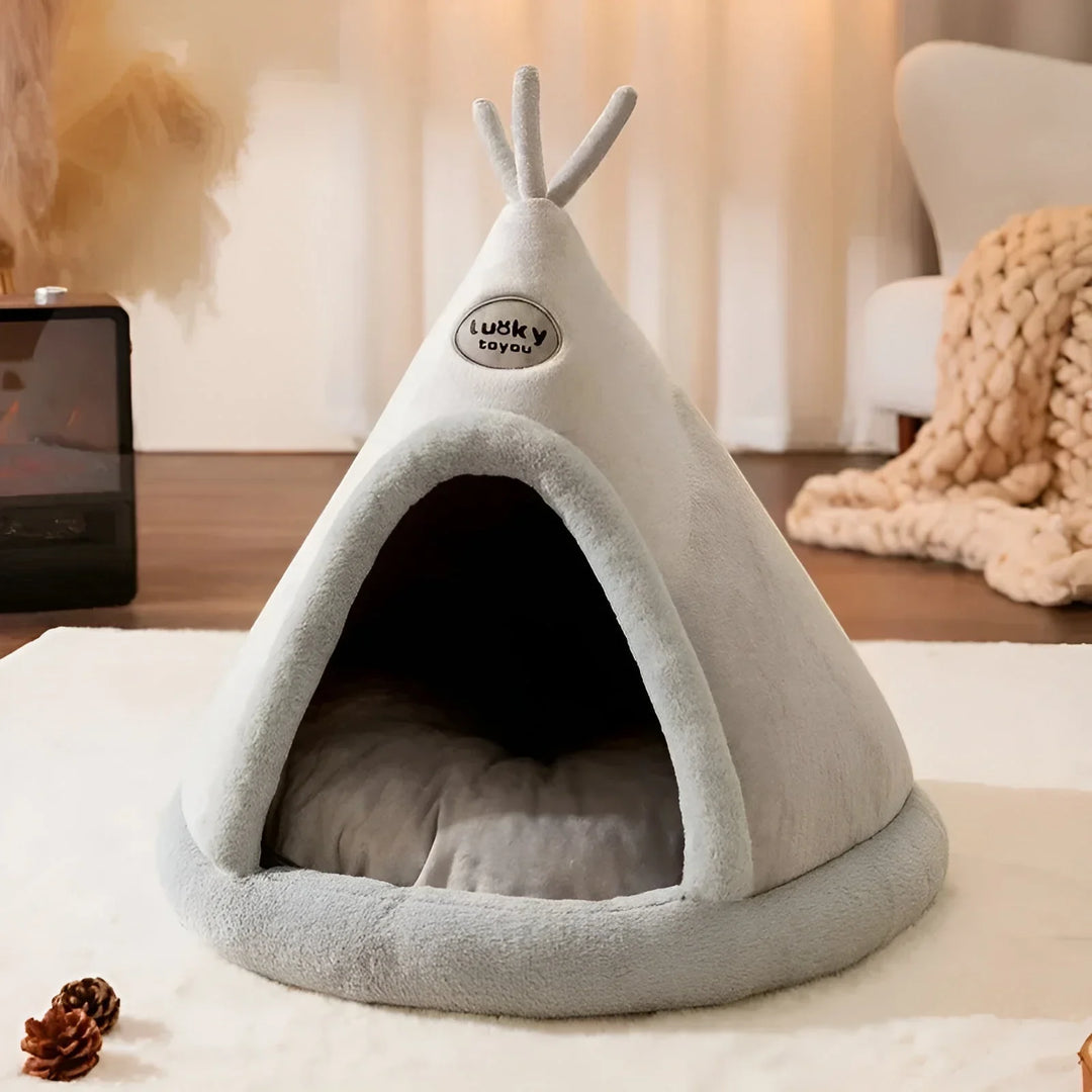 Hyggelig kæledyrshule i tipi-design med blød polstring og varmelagrende materiale, et komfortabelt tilflugtssted for hunde og katte.