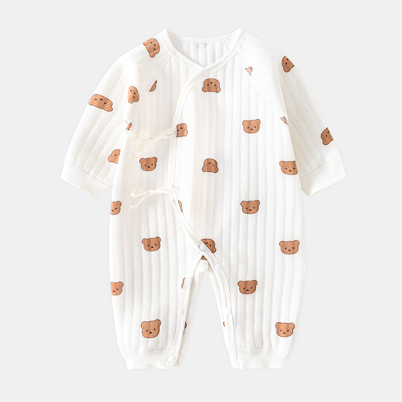 Gul baby heldragt med bamsemotiv, blød og åndbar for den lille.