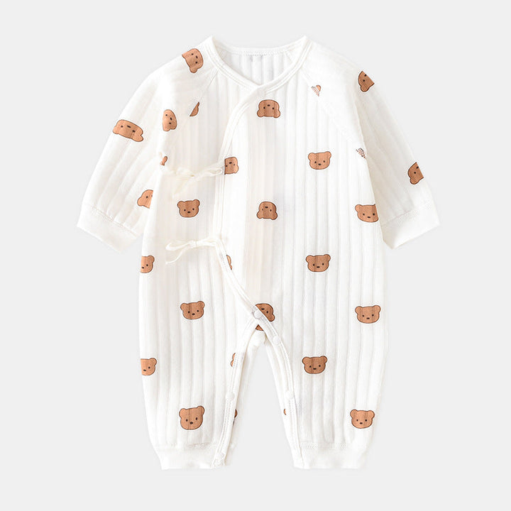 Gul baby heldragt med bamsemotiv, blød og åndbar for den lille.