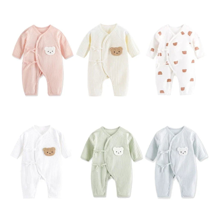 Billed af en baby heldragt i blåt med bamsemotiv for forår og efterår.
