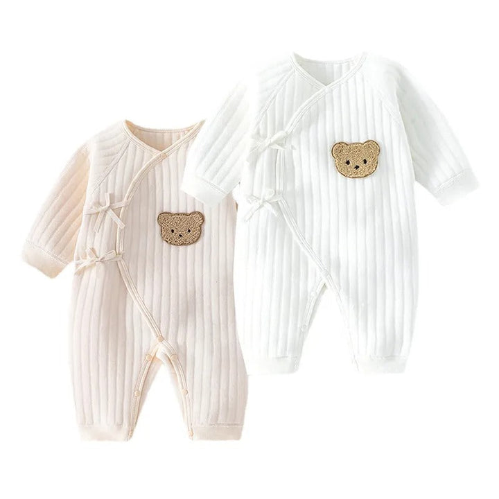 Detaljebillede af den bløde baby heldragt med yndigt bamseprint.
