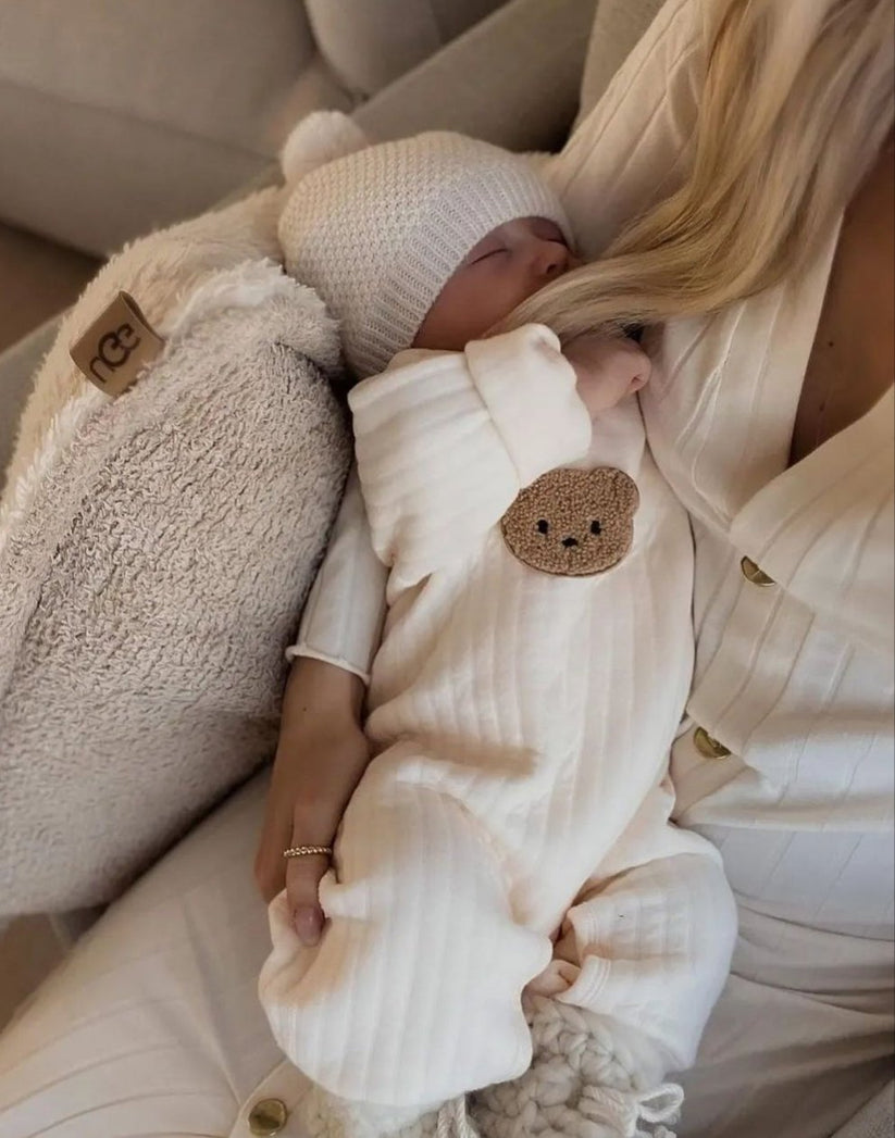 Babytøj: En behagelig heldragt med bamse til de køligere måneder.