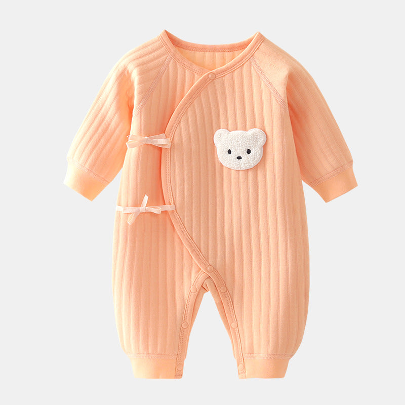 Baby heldragt med sødt bamse-design, perfekt til overgangssæsoner.