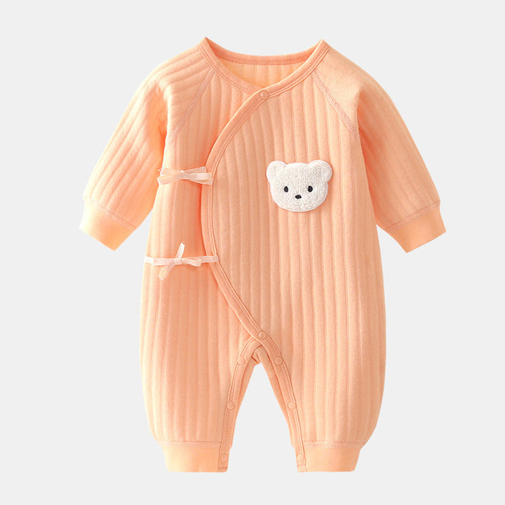 Baby heldragt med sødt bamse-design, perfekt til overgangssæsoner.