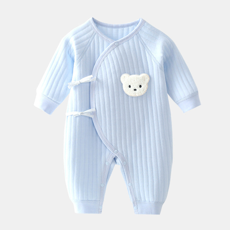 Nærbillede af stoffet på baby heldragten, der viser blødheden og kvaliteten.