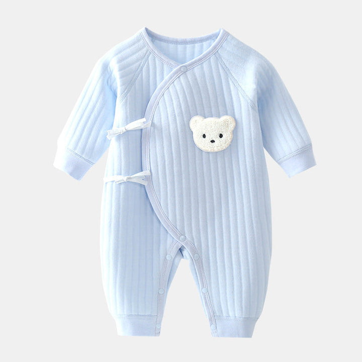 Nærbillede af stoffet på baby heldragten, der viser blødheden og kvaliteten.