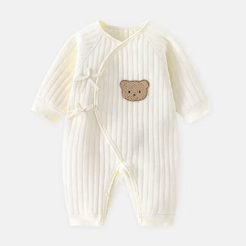 Baby heldragt i blødt materiale med praktiske trykknapper, bamse-tema.