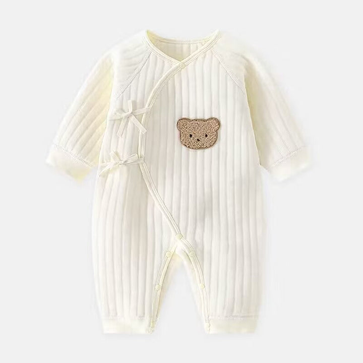 Baby heldragt i blødt materiale med praktiske trykknapper, bamse-tema.