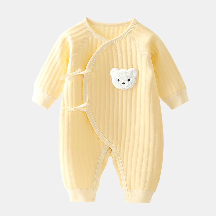 Forårs/efterårs baby heldragt med yndigt bamse-motiv og komfortabel pasform.