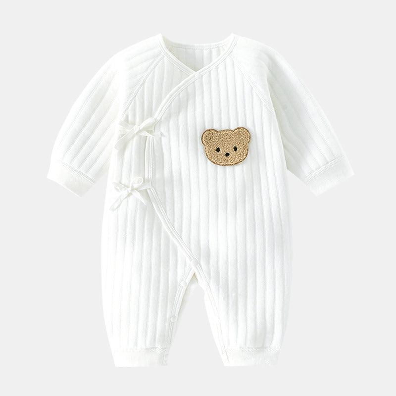 Baby heldragt detalje af bamse-motiv og farvevariant, forår/efterår.