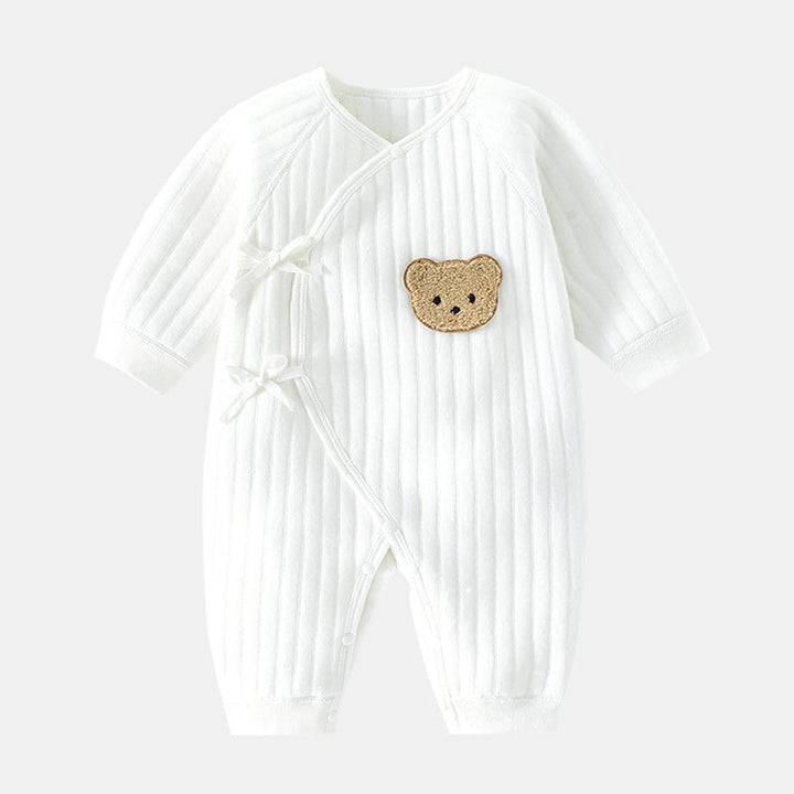 Baby heldragt detalje af bamse-motiv og farvevariant, forår/efterår.
