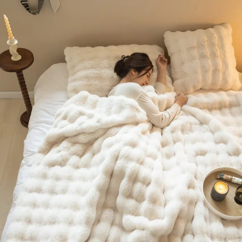 Hyggeligt plysjtæppe i beige, blødt og behageligt, fløjlsblødt plysjmateriale, ideelt til stue og soveværelse, hjem & indretning