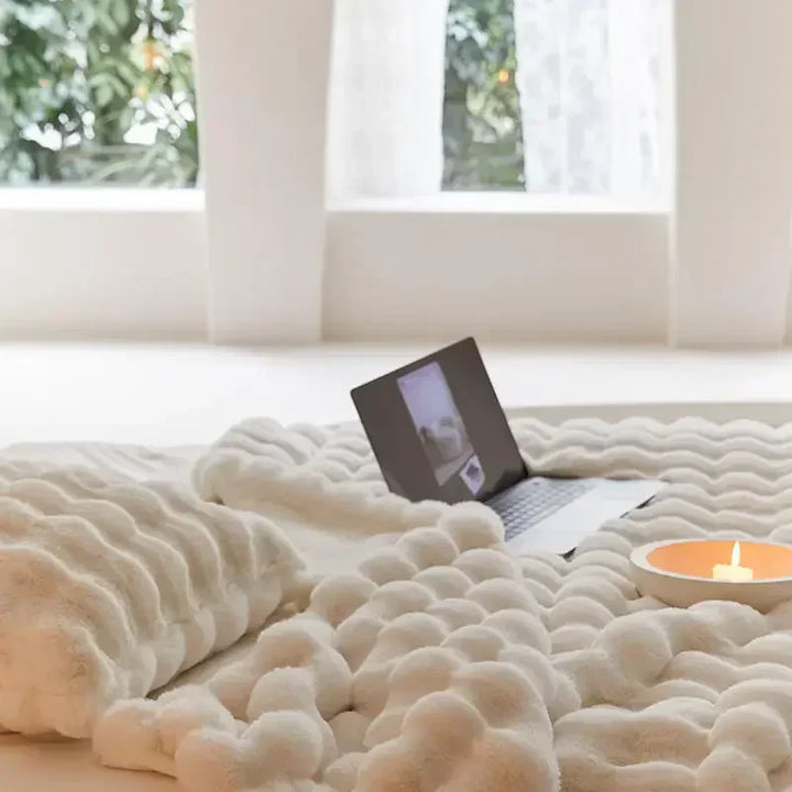 Hyggeligt plysjtæppe i beige, blødt og behageligt, fløjlsblødt plysjmateriale, ideelt til stue og soveværelse, hjem & indretning
