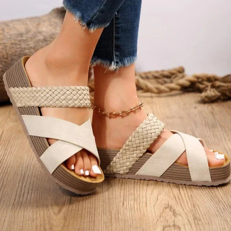 Beige ortopædiske flade sandaler med justerbare stropper for fodlindring og støtte til brede fødder.