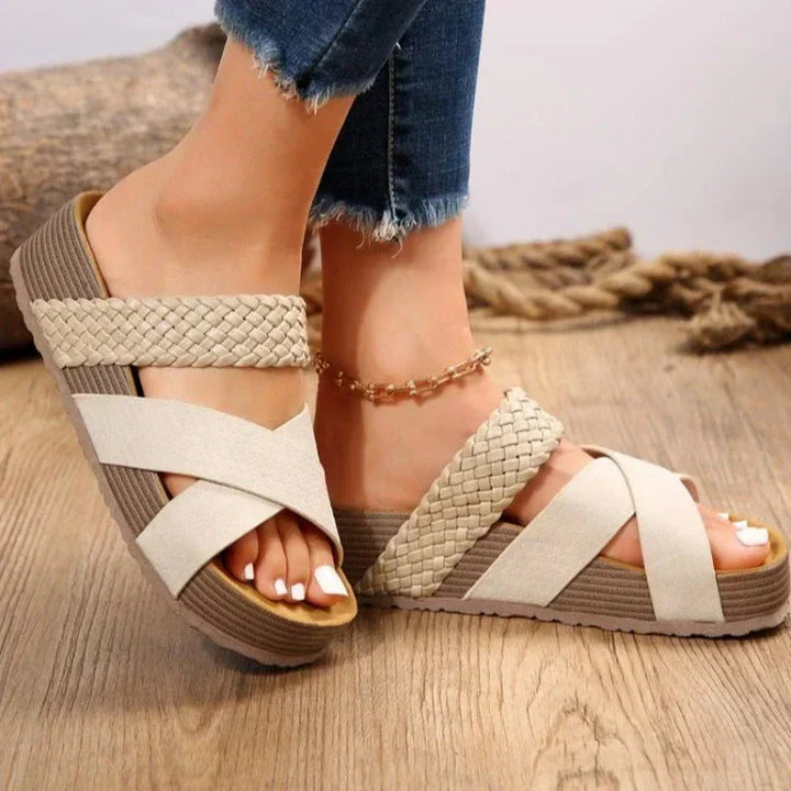 Beige ortopædiske flade sandaler med justerbare stropper for fodlindring og støtte til brede fødder.