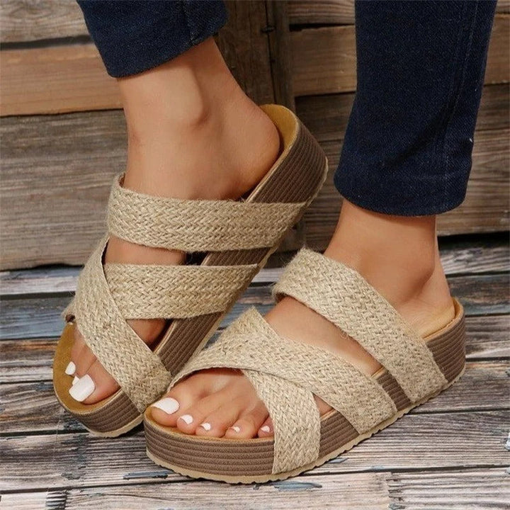 Ergonomiske sorte dame sandaler, der giver fodlindring og støtte, ideelle til lange gåture om sommeren.