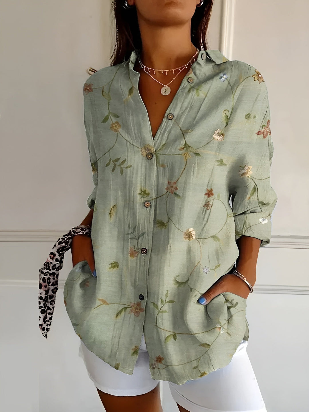 Kvinde bluse med unikt print, elegant og komfortabel. Perfekt til alsidig hverdagsstil.