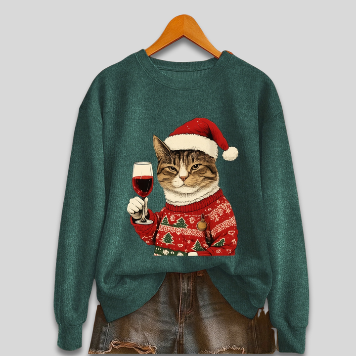 Kvinde i sjov, grim julesweater med katteprint. Perfekt dametrøje til julefrokost og festlig hygge.