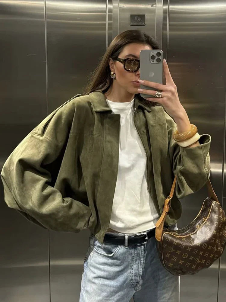 Smart kort kvindejakke med lynlås, perfekt til en cool og afslappet streetwear-stil.