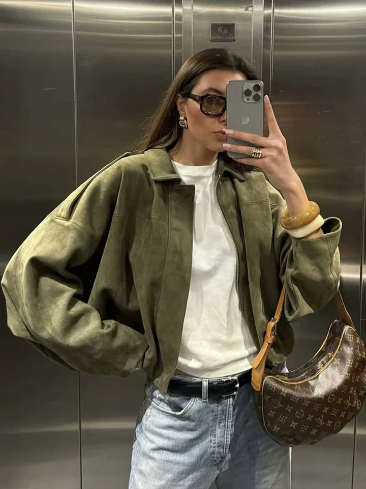 Smart kort kvindejakke med lynlås, perfekt til en cool og afslappet streetwear-stil.