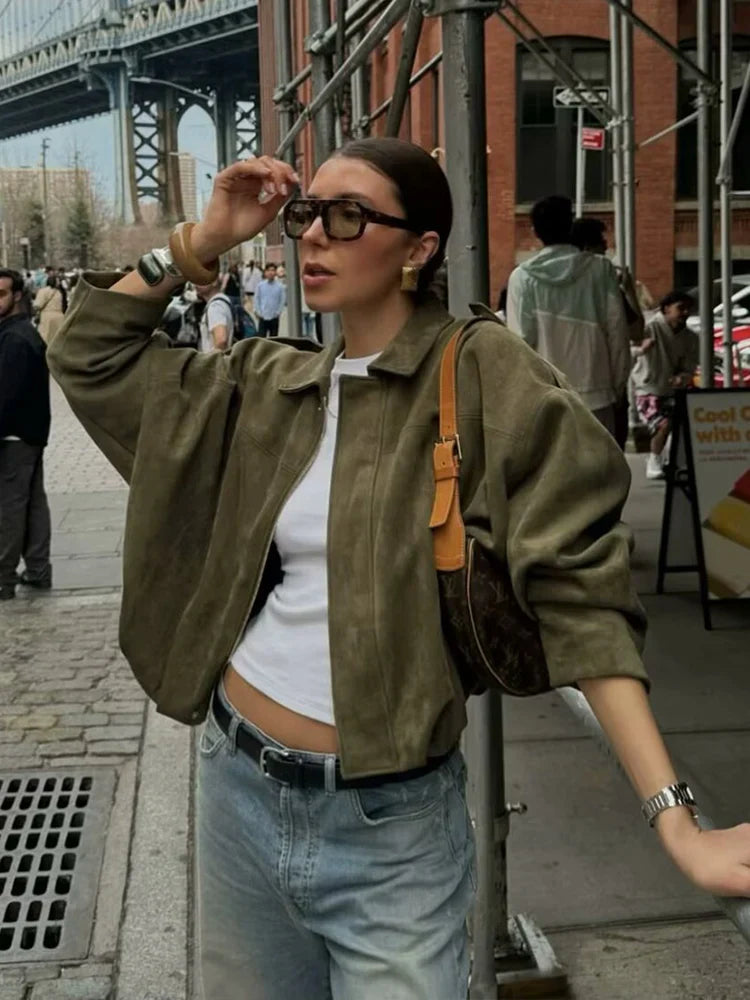 Fashionabel kort streetwear jakke med lynlås, skab et moderne og unikt look.
