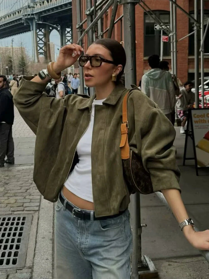 Fashionabel kort streetwear jakke med lynlås, skab et moderne og unikt look.