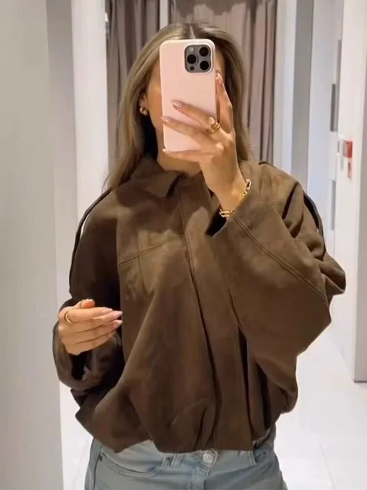 Praktisk og stilfuld kort lynlåsjakke til kvinder, perfekt til hverdags streetwear.