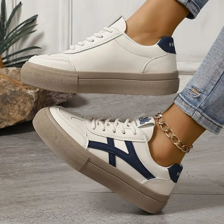 Stilfulde ortopædiske sneakers til kvinder. Blå fritidssko med smertelindring for fodsmerter.