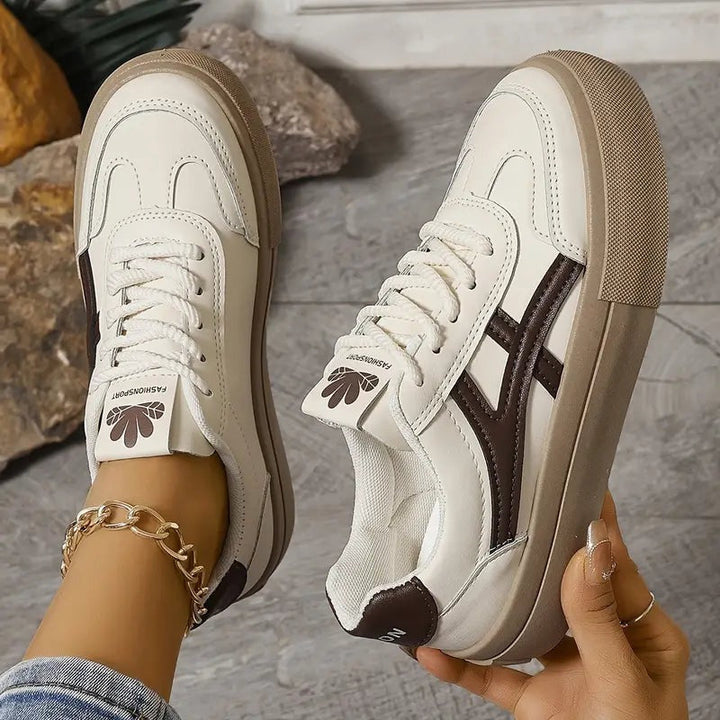 Hverdagssko, ortopædiske sneakers til kvinder. Blå komfortsko giver støtte og smertelindring for fodsmerter.