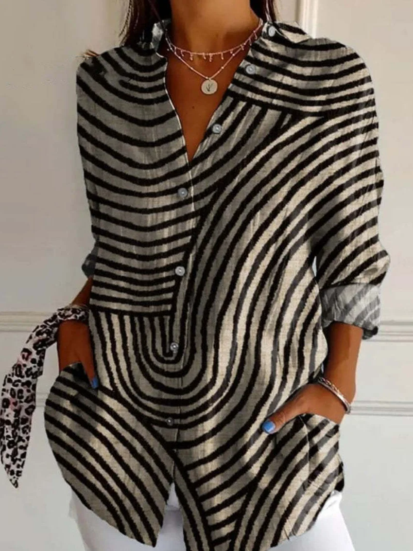 Kvinde stribet skjorte med lange ærmer og knapper. Casual moderne damebluse til hverdag eller kontor.