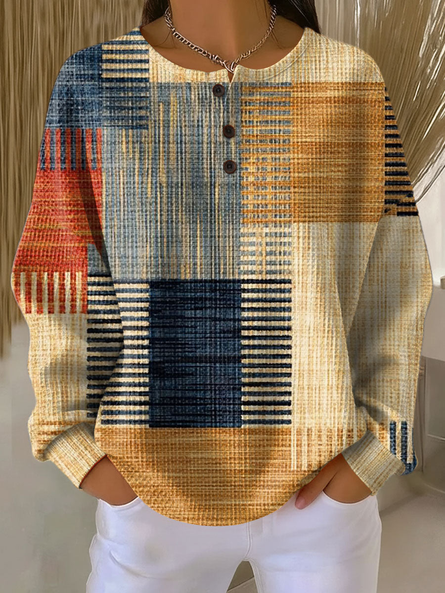 Kvinde vaffelstrikket sweater med fleecefor. Varm, stilfuld & komfortabel til vintermode.